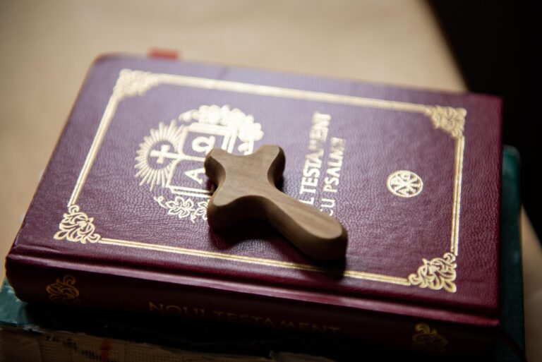 Noul Testament_cruce de mana_foto Oana Nechifor